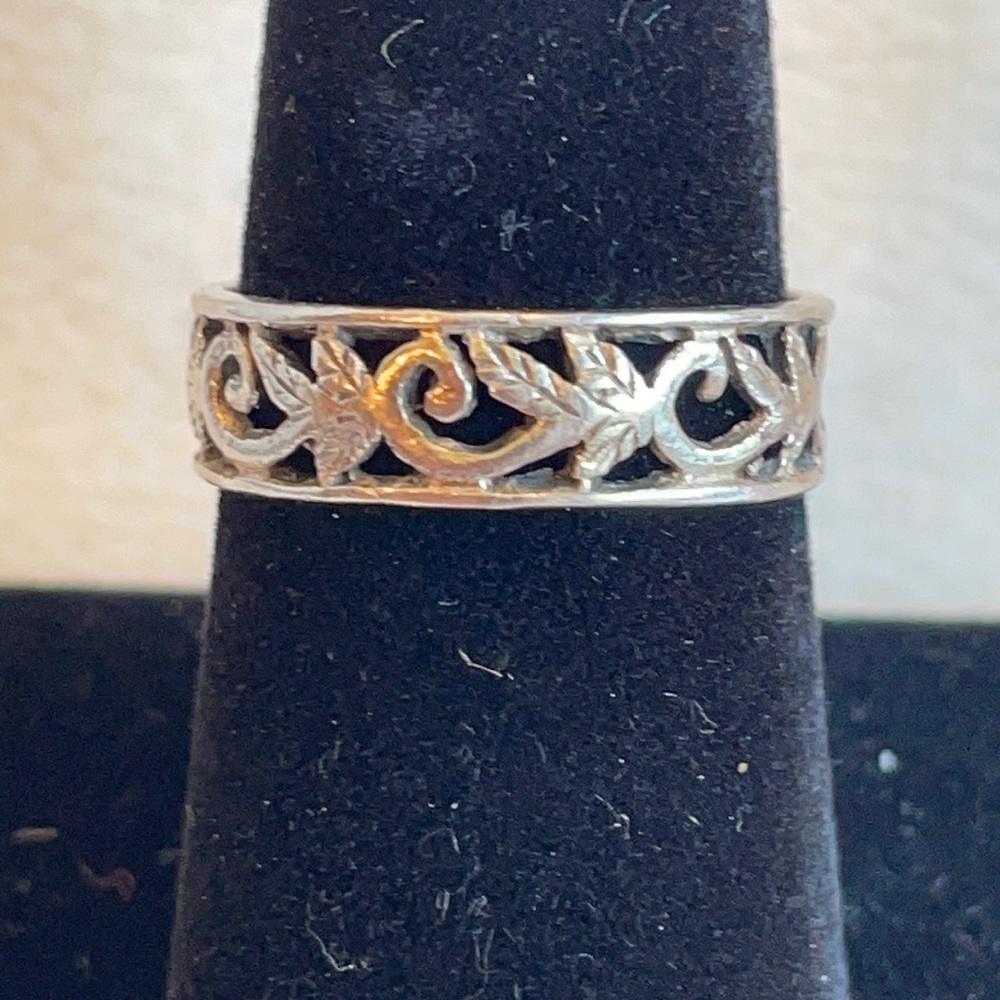 925 Silver scrolled band ring sz 7.5